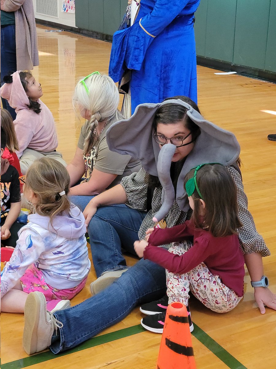Wildcats_Prin's tweet photo. DANAmazing Friday Recap Part 3 - Wildcat Kinders Letterland Parade! Who doesn't love Annie Apple, Munching Mike, Peter Puppy, Vicky Violet and the rest? #danaleads22 #hcpsnc https://t.co/EQH5qgK9tu
