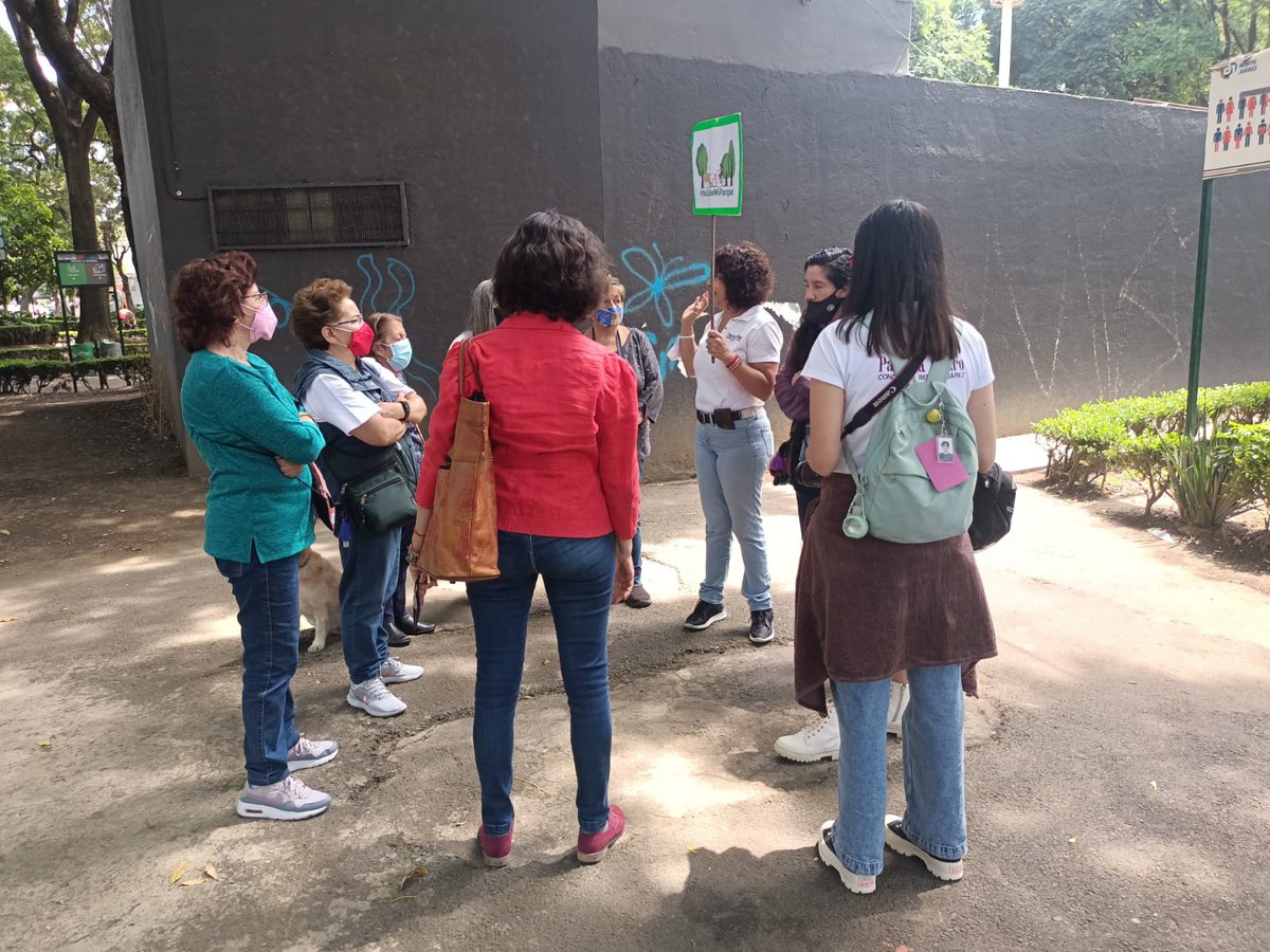 PatriciaAlfaro's tweet photo. Agradecemos a las vecinas que nos acompañaron al recorrido en el #ParquePostal
Nos llevamos sus comentarios para transmitirlos a la Alcaldía.
Algo muy especial me liga a este parque ya que es el de la colonia donde vivo.
#YoCuidoMiParque https://t.co/l2l72m8gfz