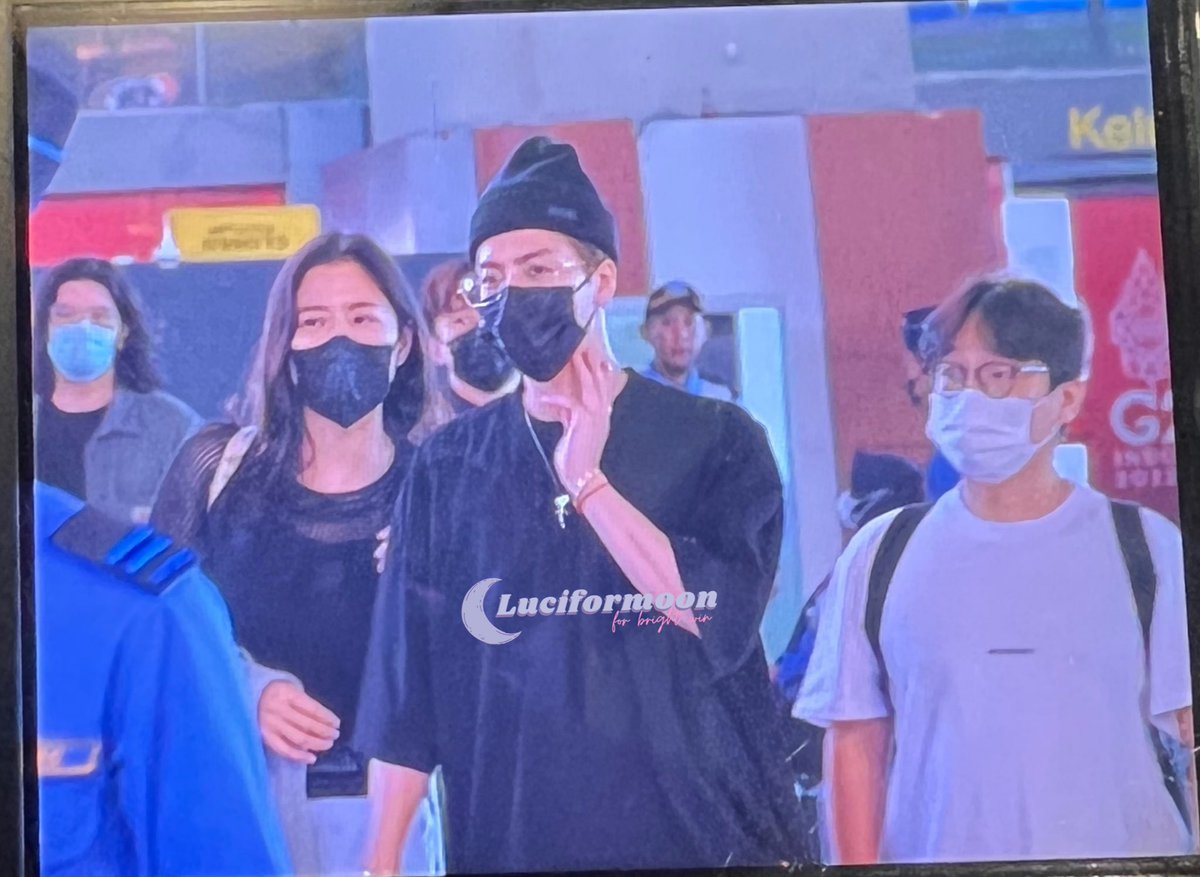 _hallyupop's tweet photo. Jackson Wang at Jarkarta Airport heading to Malaysia now! He will arrives at 12.35pm

#GVW2022 #GoodVibesWeekender #JacksonWanginKL #JacksonWanginMY https://t.co/T3J3Q4nbBi