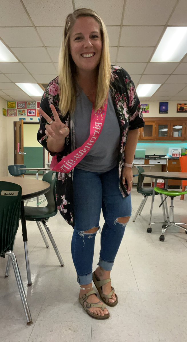 engteachlove's tweet photo. Even though my birthday is on Sunday, I fully felt the love today from all my coworkers and students. When THE entire 8th grade sings you happy birthday in the cafeteria, you really do feel some type of way. #wpms #8thgraderocks #lovemyjob https://t.co/bbtJXlj542