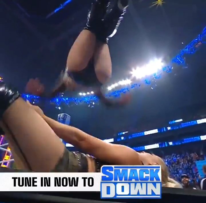 Retsu_Zankoku's tweet photo. #SmackDown
Liv's senton             The cameraman https://t.co/yzhl8NnBzt