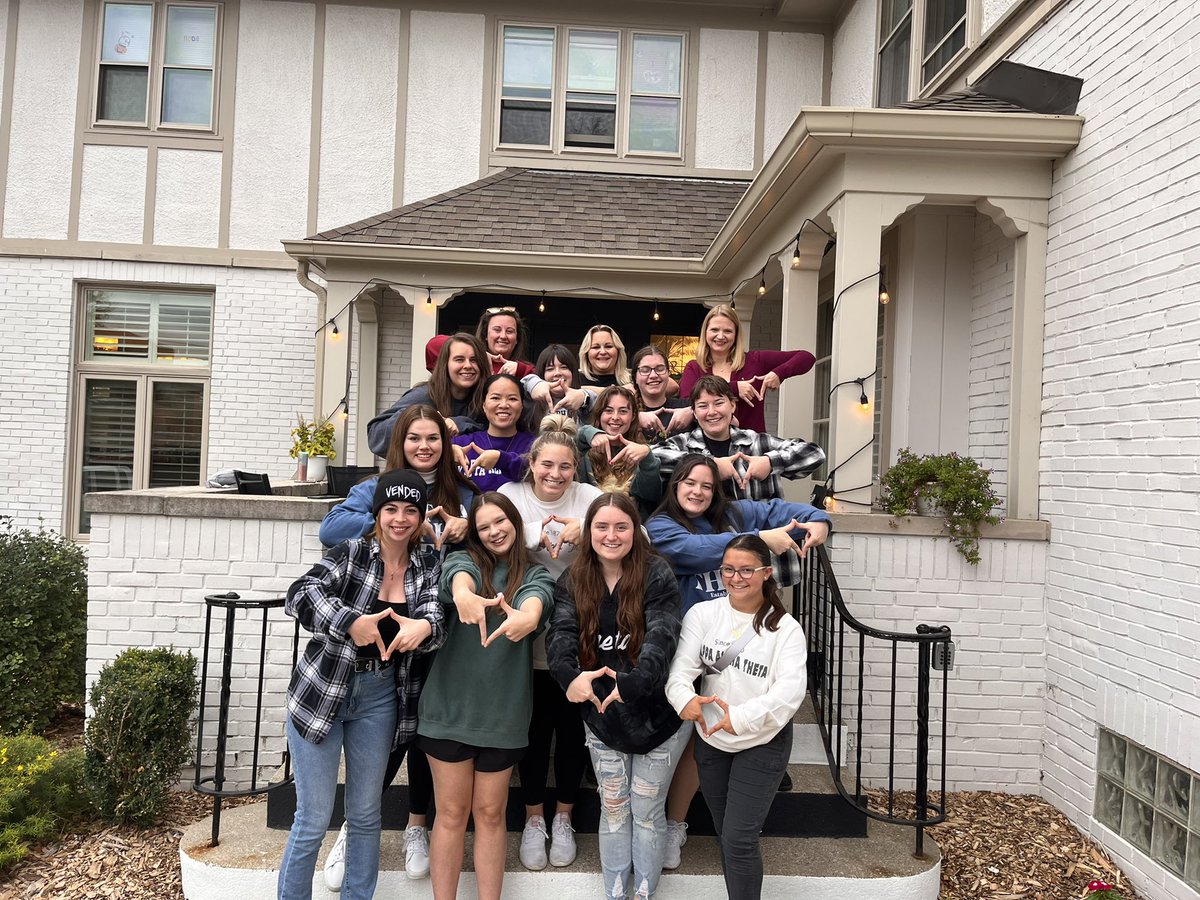 Des Moines Theta tweet media