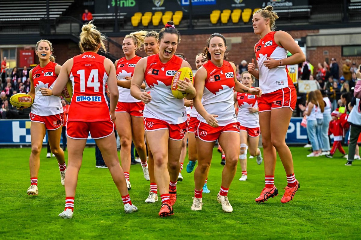 KeithMcInnes's tweet photo. .@SydneySwansAFLW team v Hawthorn at Punt Road in Melbourne #sydneyswans #aflw #swans #sydneyswansaflw #nikon #kmp #hawks #hawthorne #womenssport #womensfooty #puntroad #melbourne #firsthappensonce @nikonaustralia #sport #sportsphotographer https://t.co/ajYO45jVLC