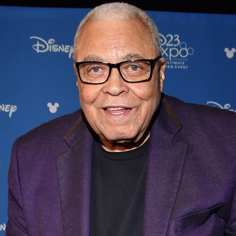 TheSWU's tweet photo. NEWS: According to @VanityFair, James Earl Jones has stepped back from voicing Darth Vader. The actor has allowed Lucasfilm to utilize archival voice recordings and new technology to recreate the Sith Lord’s voice, just as it was in ‘Obi-Wan Kenobi’. 🎙 https://t.co/DBgVyqhshv https://t.co/TbLnZHHsX9