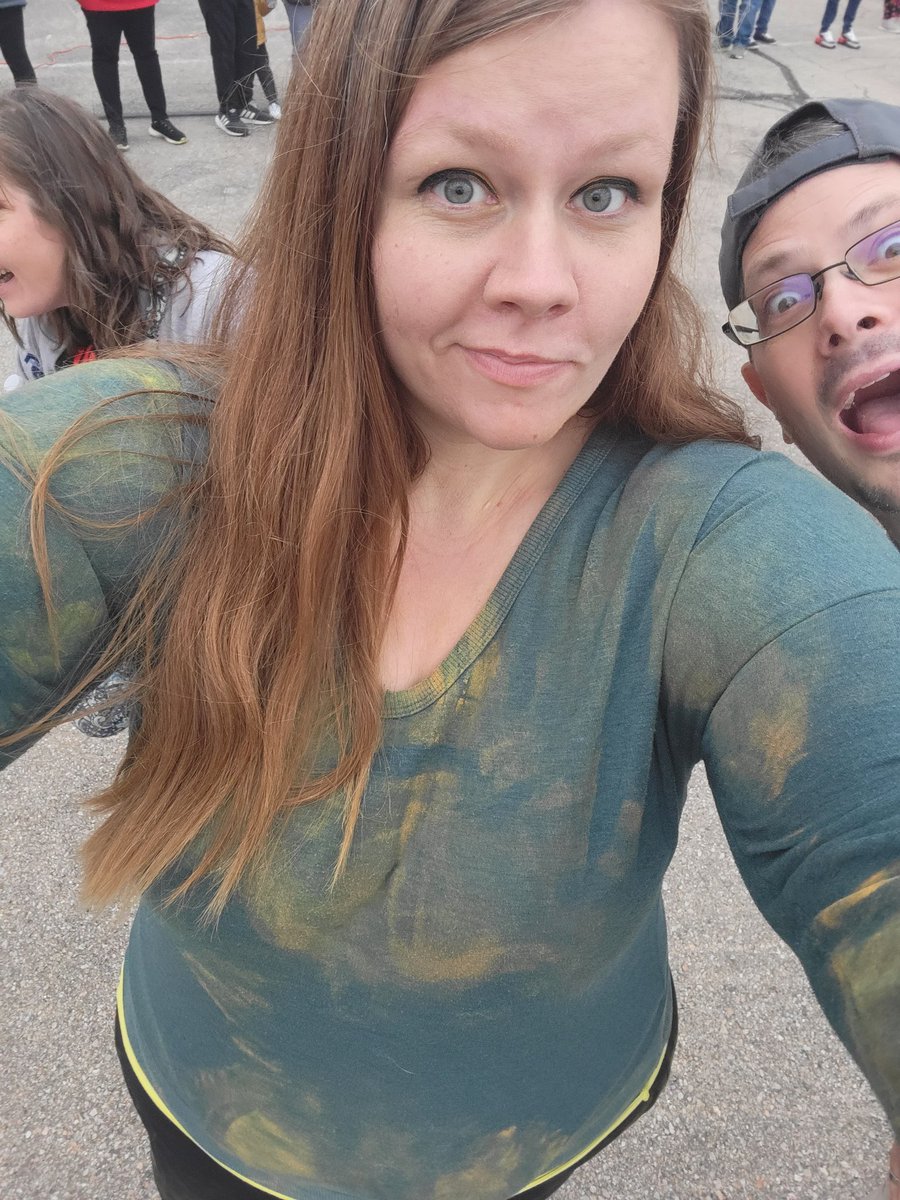 Smokesgal14's tweet image. Color run hugs.  #momlife #weirdhusband #schoolfunction