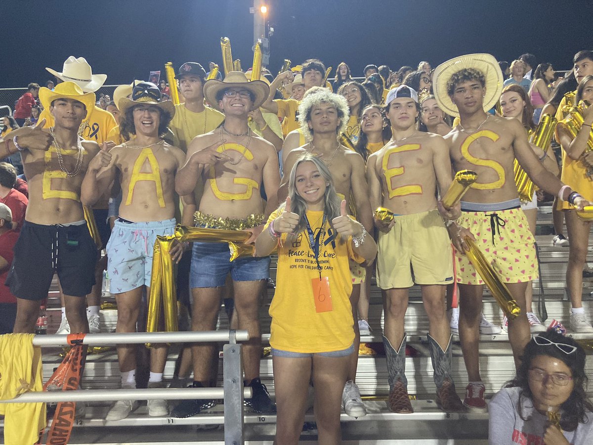 Mamma_Ritchie's tweet image. Cheering with my Eagles at the game #EagleFlightCrew