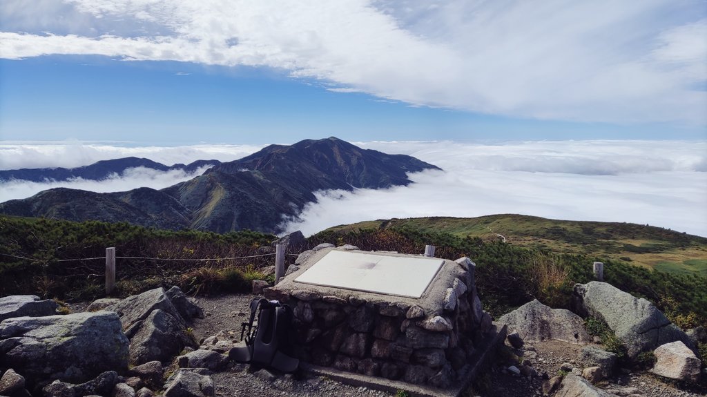 「朝5時半頃から黄泉の国行くみたいな吊り橋渡って白山登山開始〜10時15分頃に室堂」|ハルカのイラスト