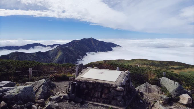 朝5時半頃から黄泉の国行くみたいな吊り橋渡って白山登山開始〜10時15分頃に室堂に到着〜まだレストランあいてないからこのあと先に登頂アタックしますめ〜っちゃ天気よくなった! 