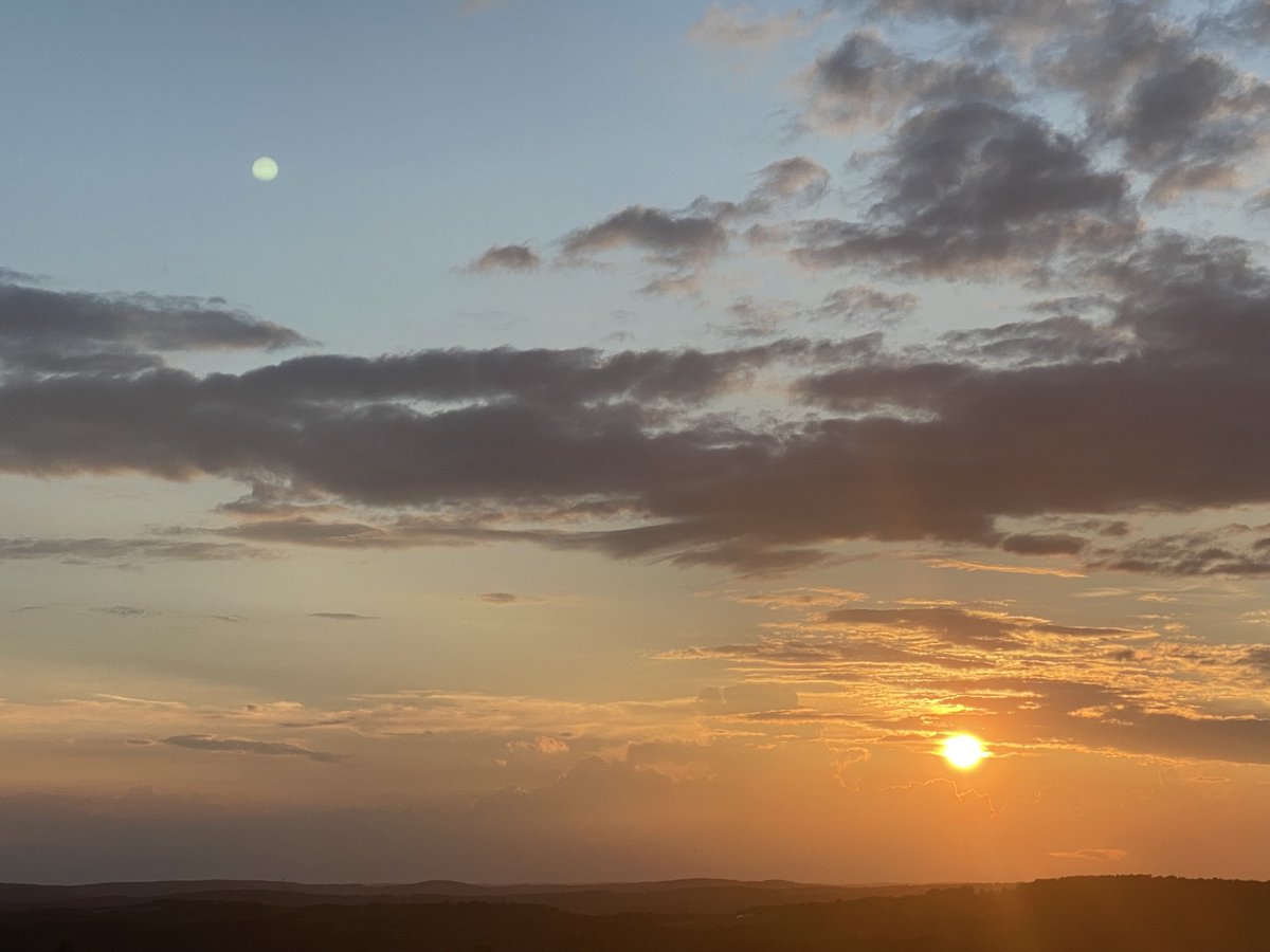 MShelestovsky's tweet photo. This is a picture I took at one of my favorite spots in Binghamton #bit142 @bit142 #sunset #pretty https://t.co/3BsuLuLF6B
