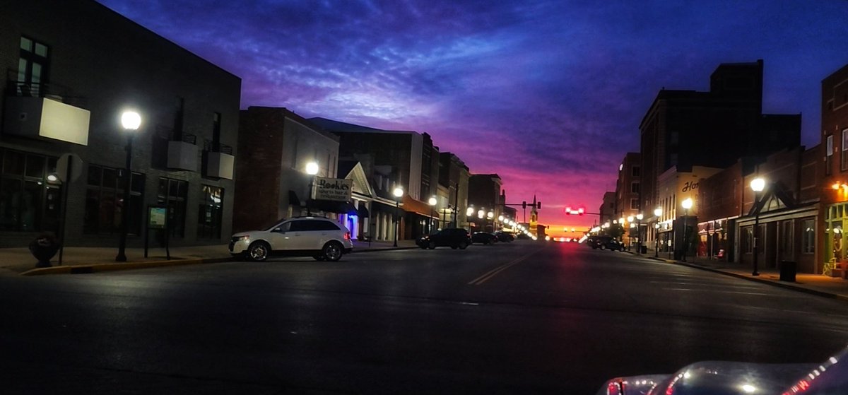 salina_mills's tweet image. Do you love your hometown?  #sharewithme #hometown #sunrise #downtown