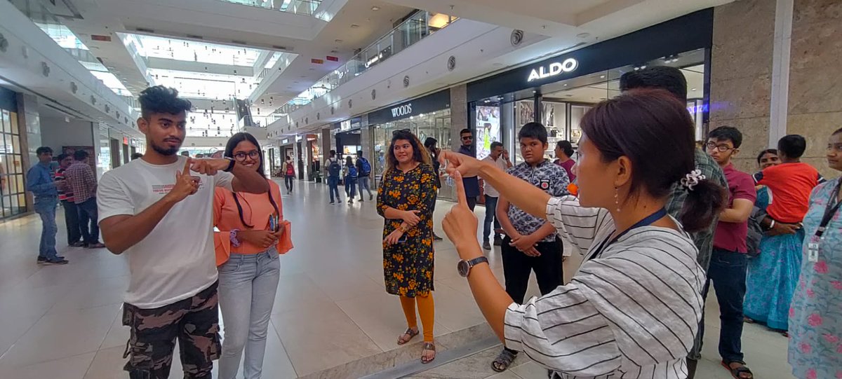 ShishuSarothi's tweet photo. To mark the occasion of #InternationalSignLanguageDay2022, our SPARSH team working with the Deafblind held an event to raise public awareness about the importance of sign language by demonstrating the basics of sign language at City Center,Guwahati . https://t.co/VcSrV1CHB7