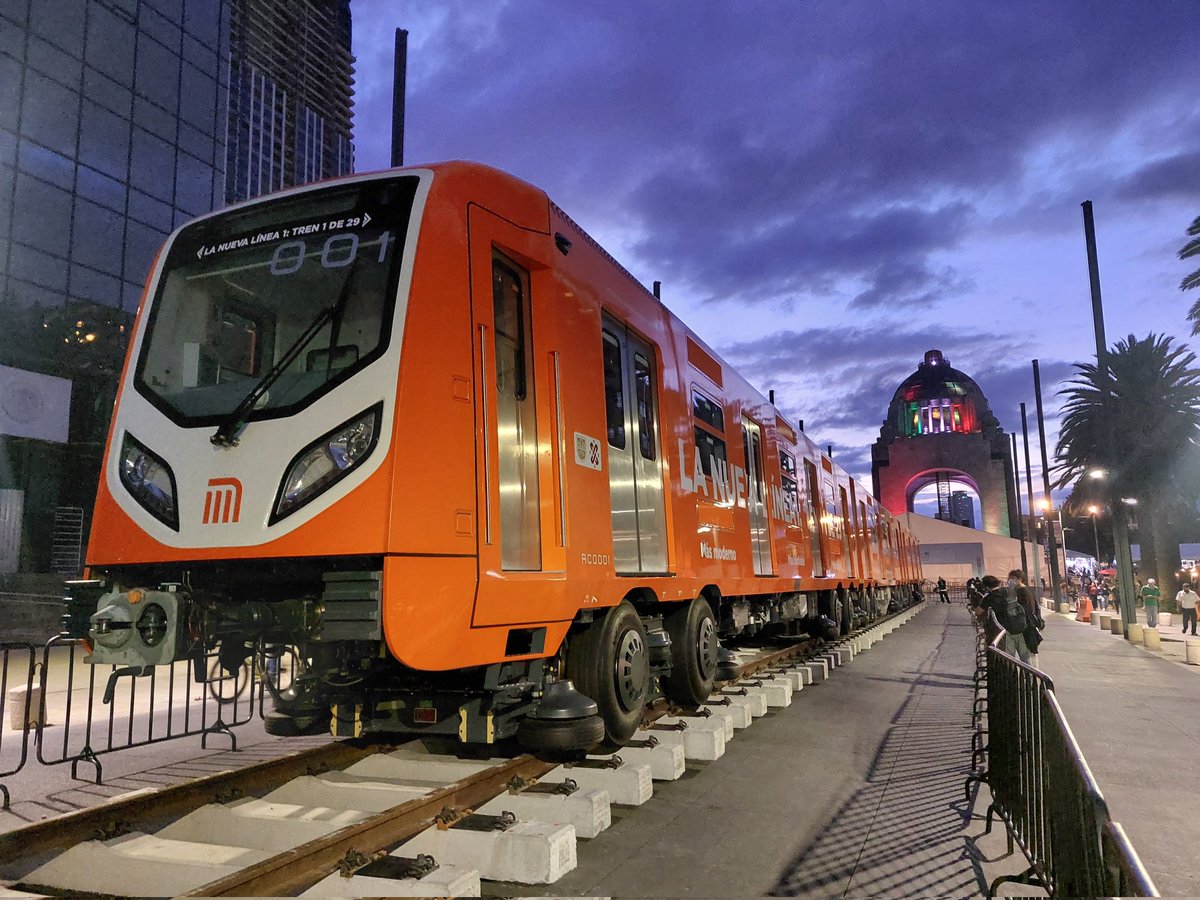 brezhneviano's tweet photo. Presentación de los nuevos coches CRRC Zhuzhou para la línea 1 del Metro de la Ciudad de México. Es parte de una exposición de nuevos vehículos para el sistema de movilidad integrada, de operación estatal como en todas las grandes ciudades del mundo menos Buenos Aires. https://t.co/D4sSeLG3Nh