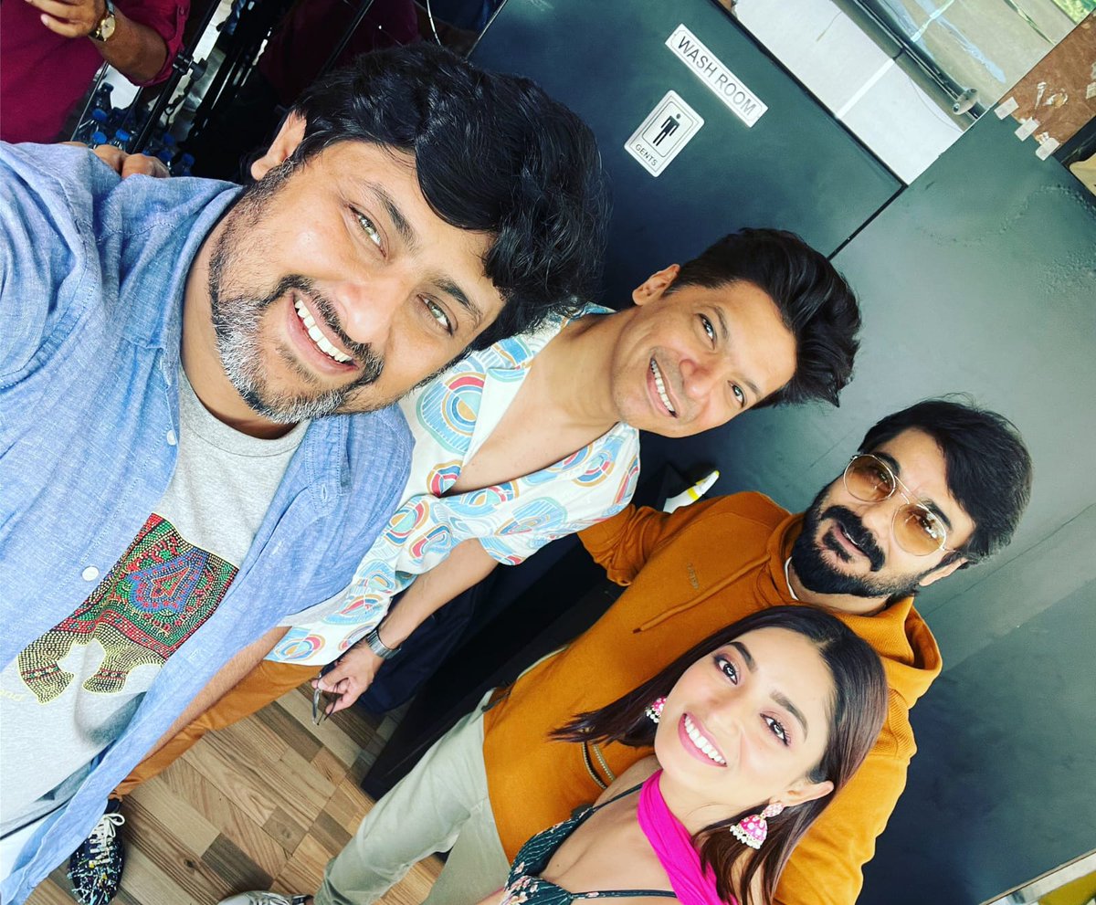 pfcprosenjit's tweet photo. দেখা হচ্ছে আগামীকাল আর ও এক নতুন গান নতুন চমক নিয়ে #সিটি_সেন্টার_ওয়ান এ ঠিক সন্ধ্যা ‌‌৬টায় সপরিবারে অবশ্যই আসবেন, গানে গল্পে আড্ডার মেজাজে জমজমাট হয়ে উঠতে চলেছে @prosenjitbumba @singer_shaan @m_ishaa @DEV_PvtLtd @pfcprosenjit একদম মিস্ করবেন না। https://t.co/vhyo6BOaoA
