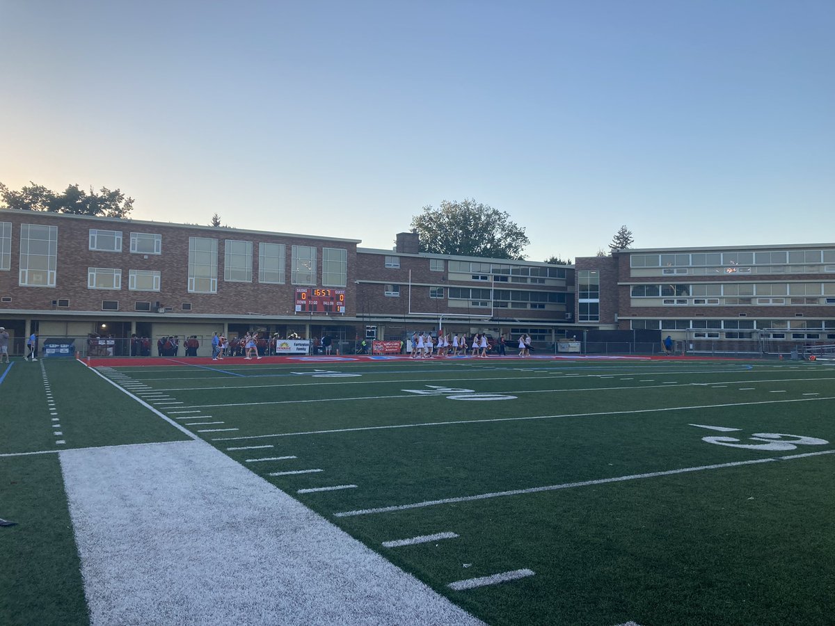Noriega_Edith's tweet photo. Tonight, South Salem football (3-0) go head-to-head with South Medford (3-0).
Only one team will come out 2-0 in the Special District 1 league. #oprep https://t.co/oCPQoSuBGN