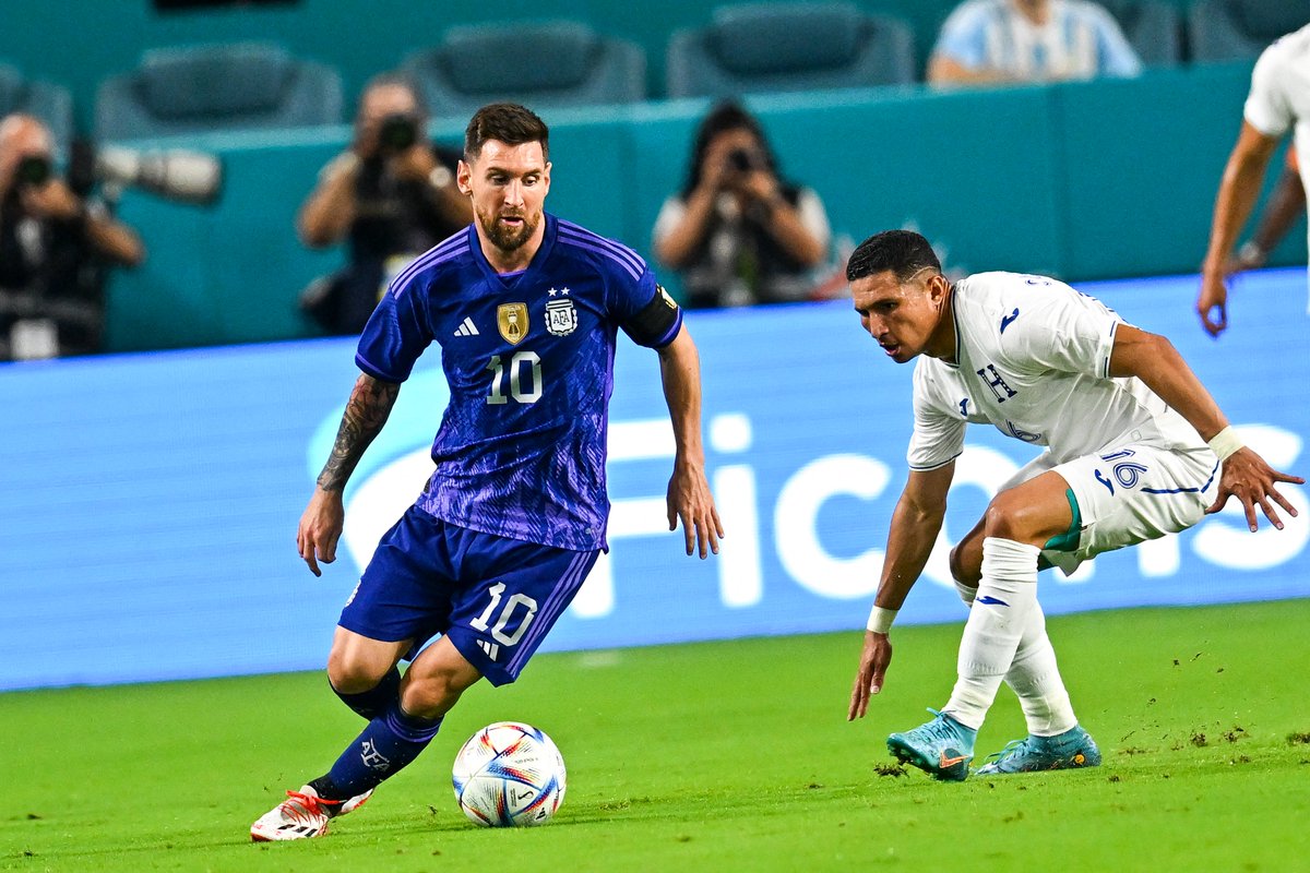 CONMEBOL's tweet photo. 🏆 ¡Final del partido!

🇦🇷 @Argentina le ganó 3-0 a #Honduras, con goles de Messi (2) y de Lautaro Martínez, en un amistoso preparatorio rumbo a la @FIFAWorldCup.

🔜 El martes se enfrentará a Jamaica. 

#58DaysToGo #CreeEnTuContinente https://t.co/qUShfpYjkf