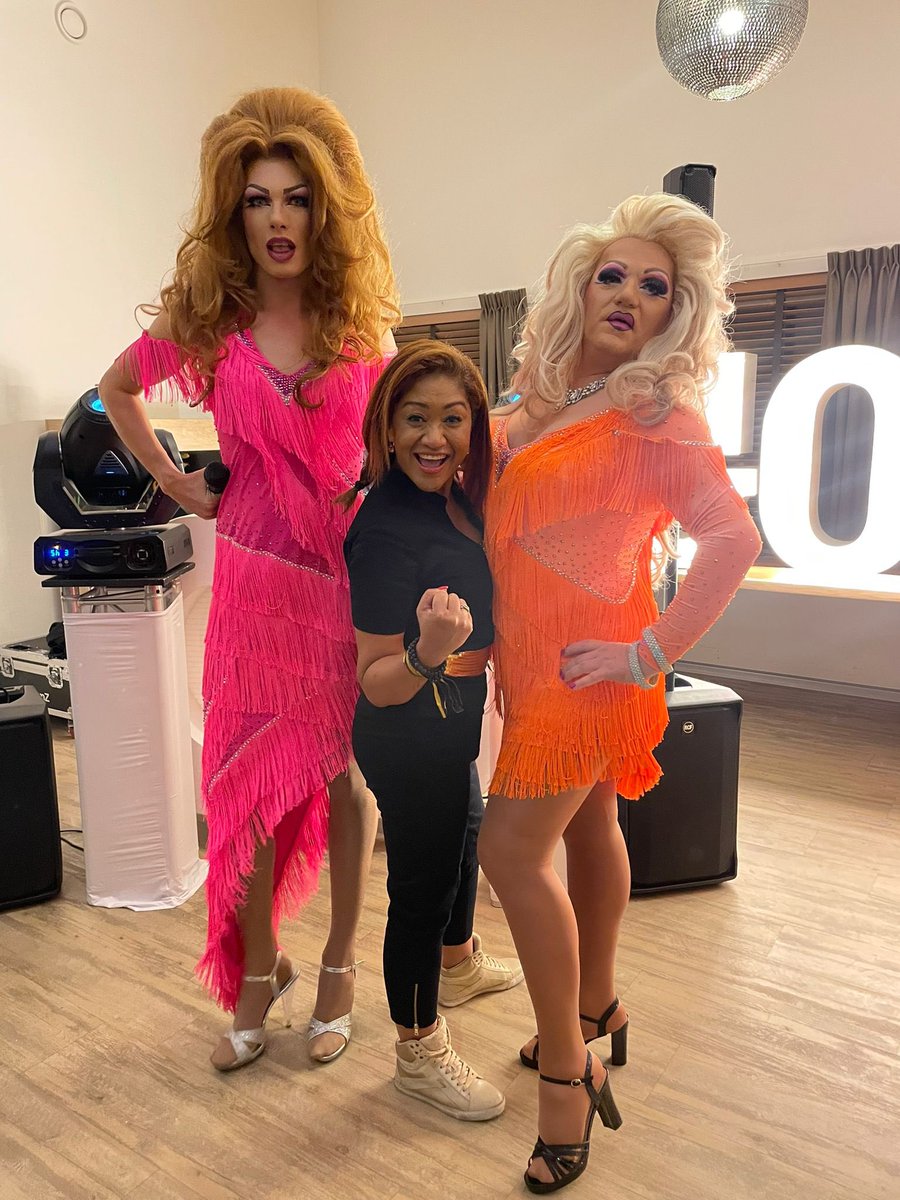 Met deze twee diva’s (Noa Valentina &amp; Diva Shania) ons personeelsfeest vieren! #partytime #DeZandstee #50