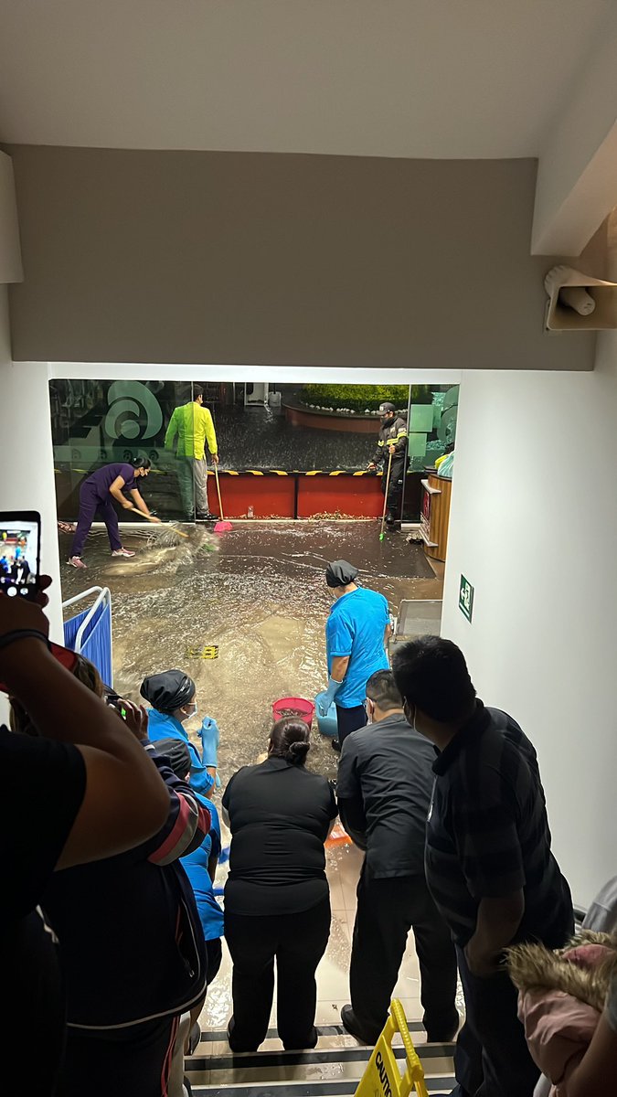 <a href="/Bomberos_CDMX/">Bomberos Ciudad de México Oficial</a> ayuda en el Hospital Tlalpan estamos inundados… el agua sale de las alcantarillas