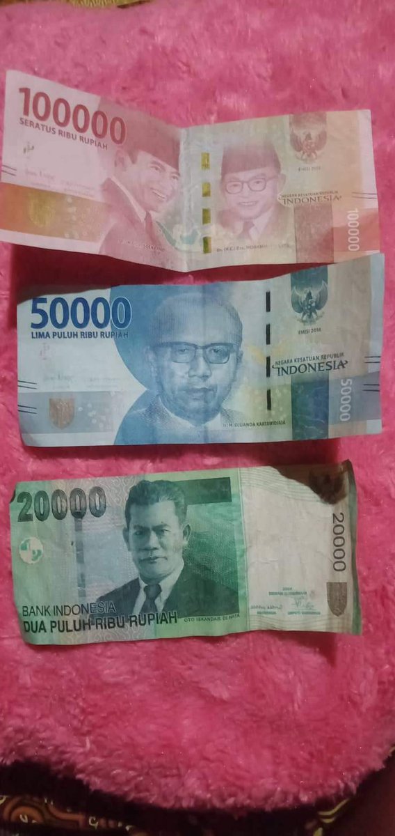 کوئی بتا سکتا ہے کہ یہ کس ملک کی کرنسی ہے،،،،،،،؟؟؟ 🙄
<a href="/Ghz97/">❃ 𝐆𝖍𝖆𝖟𝖆𝖑𝖆𝖍 𝐒𝖆𝖉𝖆𝖋 ❃</a> 
<a href="/Rizvi01100/">Fatehyab Zaidi</a> 
<a href="/__Libra1/">𝚂𝚞𝚏𝚒𝚊 𝚂𝚑𝚊𝚑🍁</a> 
@azharpti_ik 
@Hina_ge2 
<a href="/MhmdAlissa/">Mohammed Al-Issa محمد العيسى</a> 
<a href="/FarooquiJameel/">Jameel Farooqui</a> 
<a href="/Zrd88/">᷂نوير᷂☘️</a> 
<a href="/MaleehaHashmey/">Maleeha Hashmey</a> 
<a href="/Zrd66/">زاهــا</a>