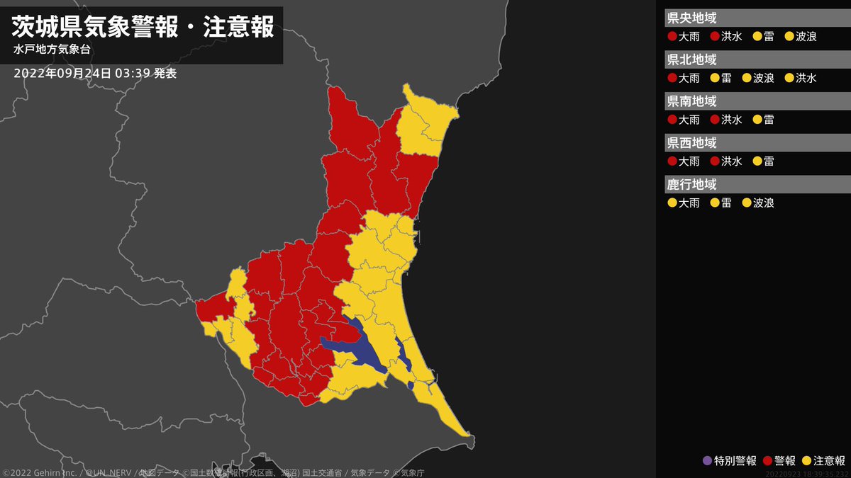 右側が薄着で来たの後悔しながら人を待つプーさんに見える 