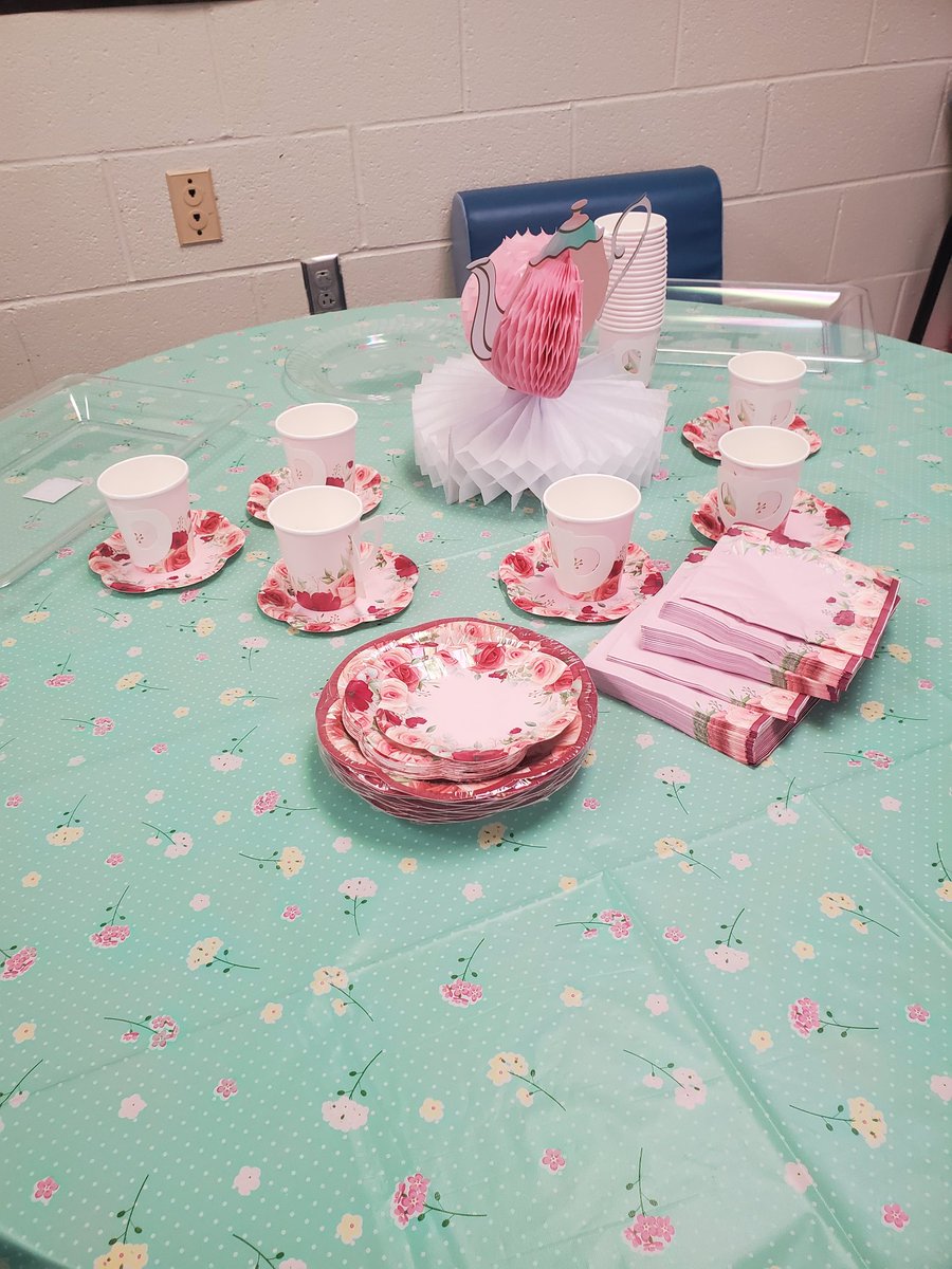 EJ111885's tweet photo. Invited to a tea party to celebrate all the great work @doublel_rocks class accomplished this knowledge unit. #wingatestrong @WingateESNC @UCPSNC @UCPS_ICTeam @AGHoulihan https://t.co/PQXphgQOOu