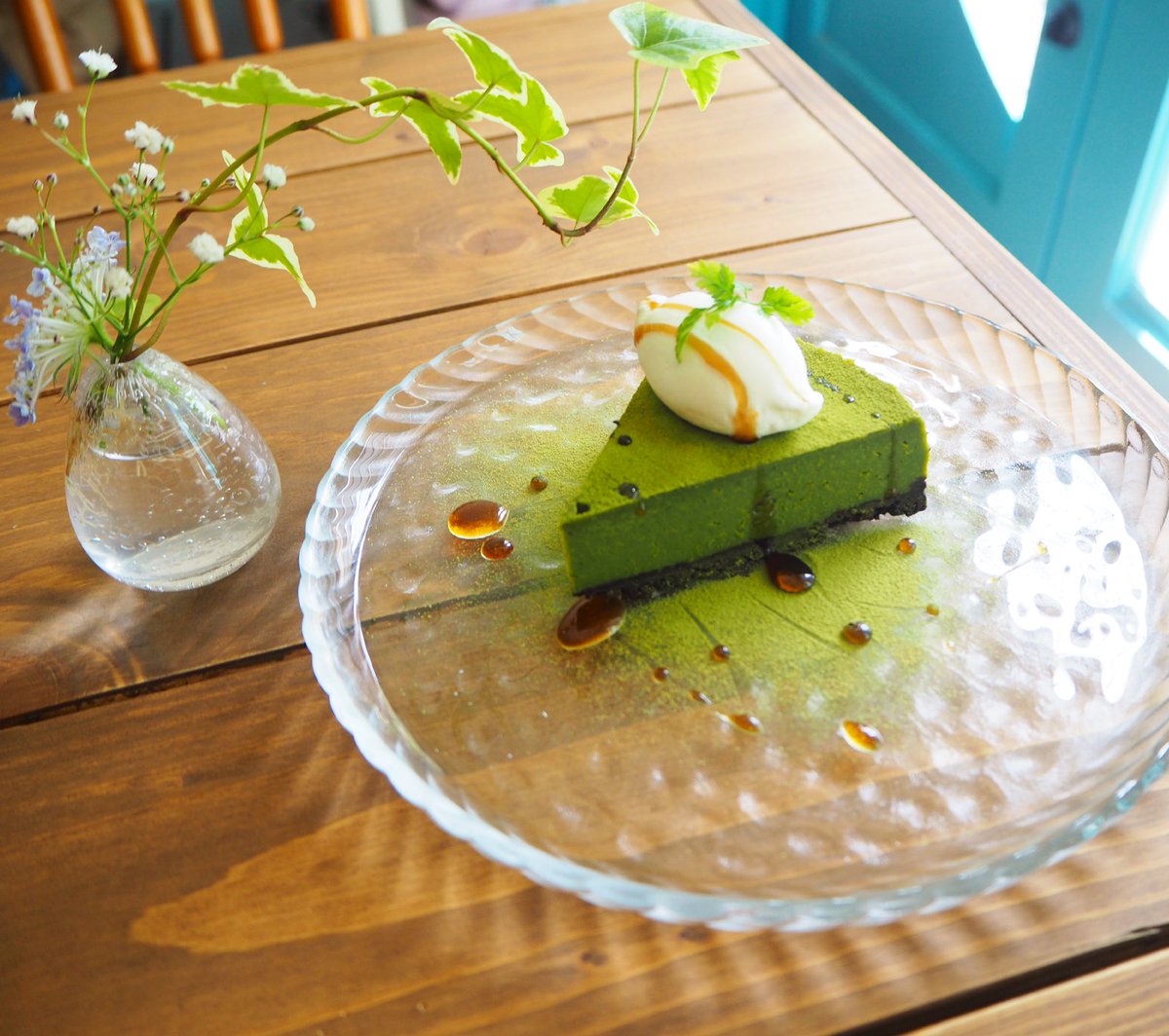 2u_cafe's tweet photo. おはようございます
最近はずっと不安定なお天気
ちょうど良い気温でお日様を浴びたいものです
さてケーキが何種類か切り替わったのでお知らせです
桃のタルト→紅芋のフラン
抹茶チーズ→ミルクティーチーズ
テリーヌ→抹茶のクッキーショコラ

雨なので足元に注意を、本日もご来店お待ちしております https://t.co/P4nD1iPQLt