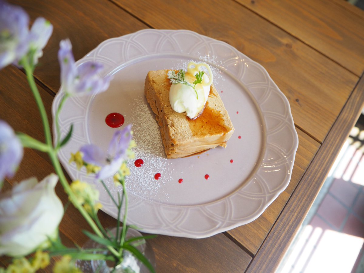 2u_cafe's tweet photo. おはようございます
最近はずっと不安定なお天気
ちょうど良い気温でお日様を浴びたいものです
さてケーキが何種類か切り替わったのでお知らせです
桃のタルト→紅芋のフラン
抹茶チーズ→ミルクティーチーズ
テリーヌ→抹茶のクッキーショコラ

雨なので足元に注意を、本日もご来店お待ちしております https://t.co/P4nD1iPQLt