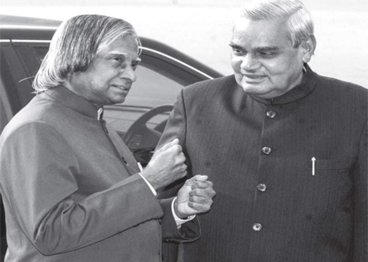 शाहरुख खान और सलमान खान को तो लाखों लाइक करते हैं। देखते हैं इन दोनो महान पुरूष  को कौन-कौन लाइक करता है ...?           जय श्रीराम🚩🙏