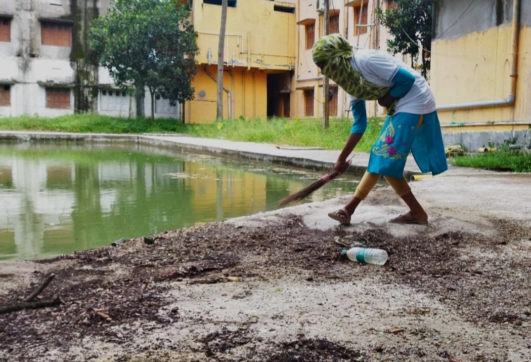 NSSUnit2_Belda's tweet photo. On the occasion of NSS DAY Celebration (24th September,2022), NSS volunteers of Units I, II, III @BeldaCollege are performing Cleaning Activities this morning @rdnss_kolkata @_NSSAwards @_NSSIndia #SwachhataPakhwada #swachhtaforce @swachhbharat @SwachhBharatGov @SwaachBharat https://t.co/8nQvOLEsO7