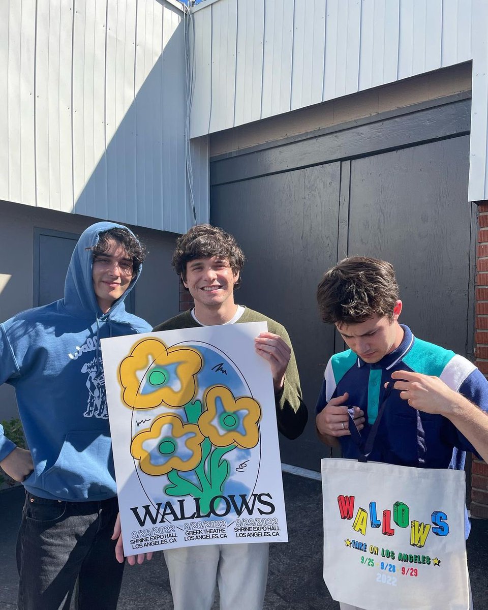 WallowsMex's tweet photo. Los chicos con la merch que tendrán exclusivamente en Los Ángeles 💐🔆
#wallows #wallowsmusic #wallowsmexico #wallowslatam #wallowslatinoamerica #wallowsband #wallowsedit #dylanminnette #braedenlemasters #colepreston #wallowssupremacy #wallowstour #tour #music #indie #indierock https://t.co/c6agA7sXaE