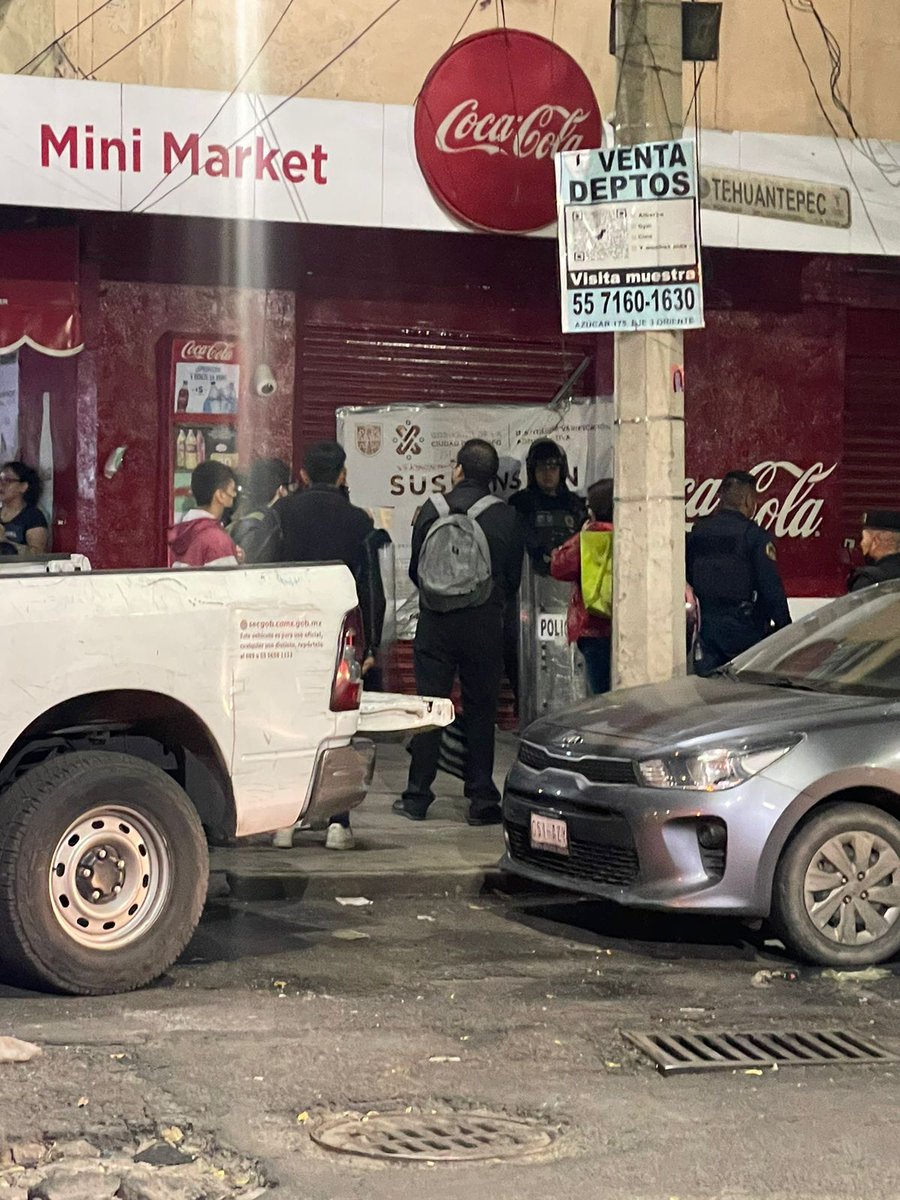 RomaSurIIVecino's tweet photo. Mil gracias por trabajo coordinado en de todo el Gobierno de la CDMX. Vecinos llevan años denunciando y son amenazados por los dueños de estos lugares irregulares y sin permisos ocasionando mucho daño a los vecinos que aquí habitan @Claudiashein @OHarfuch @inveacdmx @PabloVazC https://t.co/PDq9tYq6Fm