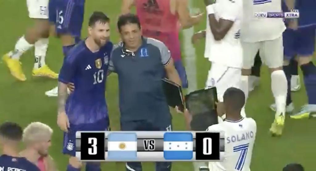 MrIncrediBleHT_'s tweet photo. MESSI se sรจl jwรจ k fรจ jwรจ kouri al dรจyรจ TABLรT pou fรจ foto l.
#GoatStyle https://t.co/FmKymXrAHU