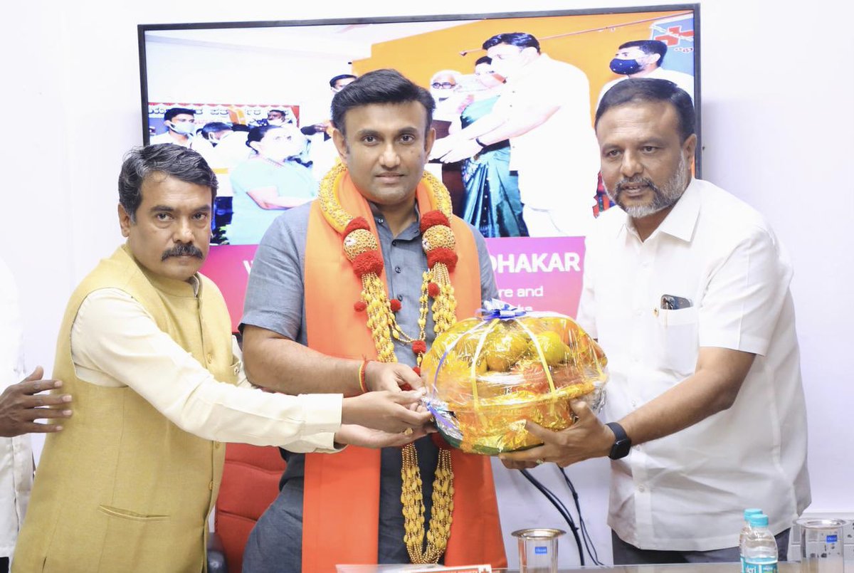 DrSudhakar_'s tweet photo. ರೆಡ್ ಕ್ರಾಸ್ ಸಂಸ್ಥೆ ವತಿಯಿಂದ ಕೊಡುಗೆ ನೀಡಿರುವ 10,000 ಆಕ್ಸಿಮೀಟರ್ ಯಂತ್ರಗಳನ್ನು ಇಂದು ರಾಜ್ಯ ಸರ್ಕಾರದ ಪರವಾಗಿ ಸ್ವೀಕರಿಸಲಾಯಿತು.

ರಕ್ತ ನಿಧಿ, ಆಂಬ್ಯುಲೆನ್ಸ್ ಸೇವೆ, ಅಗತ್ಯ ವೈದ್ಯಕೀಯ ಉಪಕರಣಗಳ ವಿತರಣೆ ಸೇರಿದಂತೆ ಆರೋಗ್ಯ ಕ್ಷೇತ್ರದಲ್ಲಿ ಅನೇಕ ಚಟುವಟಿಕೆಗಳಲ್ಲಿ ತೊಡಗಿಸಿಕೊಂಡಿರುವ ರೆಡ್ ಕ್ರಾಸ್ ಸಂಸ್ಥೆಯ ಸೇವಾ ಕಾರ್ಯ ಶ್ಲಾಘನೀಯ. https://t.co/ooNyVxx1xT