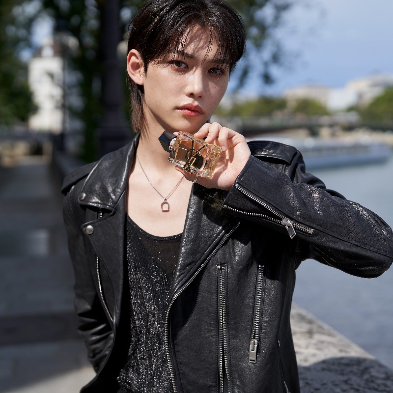 YSLBeautyJP's tweet photo. 【Felix in Paris with LIBRE】
LIBREを纏い、パリの街へ。

“LIBREの香りが、パリの魅力を高めてくれた”

マスキュリンなラベンダーと、フェミニンなオレンジブロッサムが衝突する、ツイストのあるジェンダーレスな香り。

@Stray_Kids_JP 

#リブレオーデパルファム
#YSLリブレ 
#LIBRE