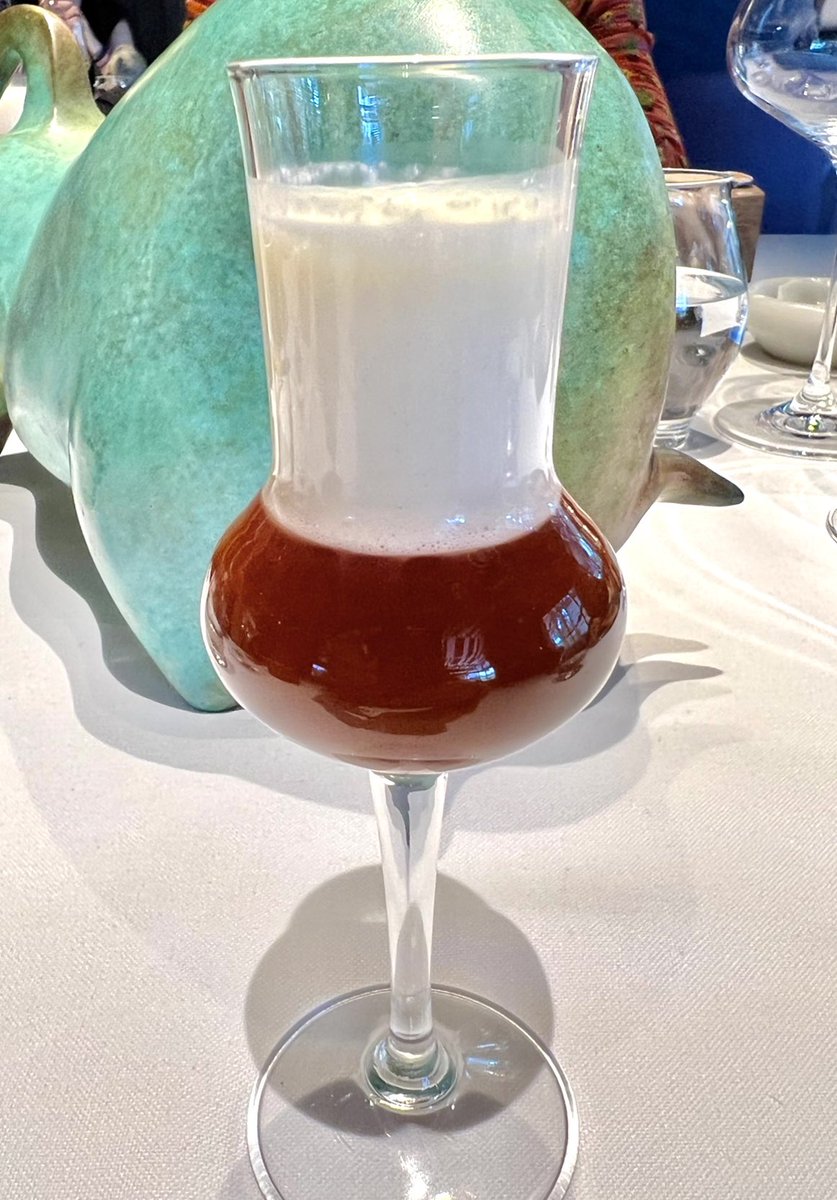 Parrillas, hornos refractarios, cazuelas de barro y ahumadores caseros, parte de los utensilios que maneja el joven Víctor Infantes, en el restaurante #Ancestral en Illescas (Toledo). Las brasas, el humo y el territorio, base de su ilusionado relato. 
elpais.com/elviajero/2022…