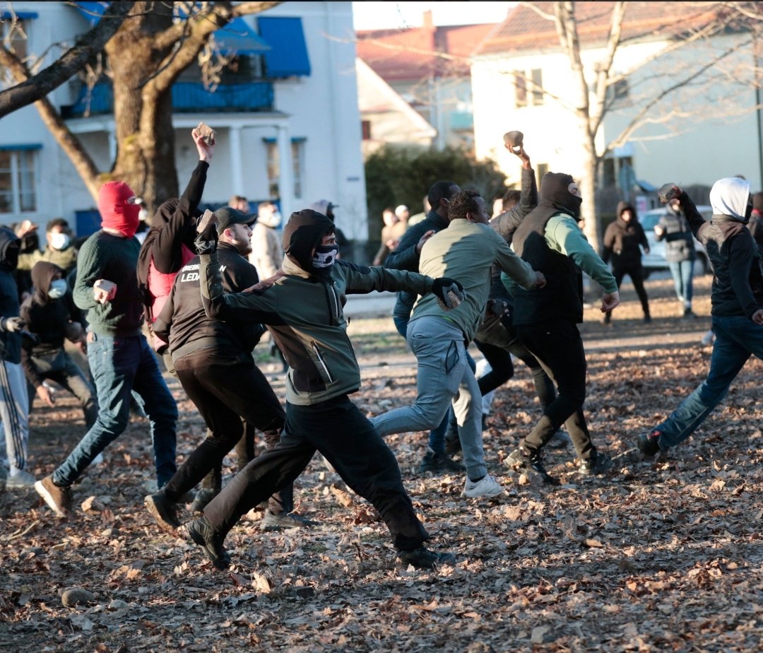 I Sverige kastar islamister sten på polisen, stjäl o eldar upp deras polisbilar när islam kritiseras

I Sverige borde Partiet Nyans valresultat, stenkastande islamister o moskéernas hatpredikanter vara tillräckligt för att ”islamofobin” ska vakna även hos Jonas Gardell på Söder
