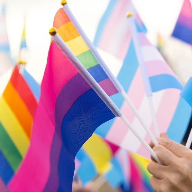 Hello à tous,

Nous tenons à vous rassurer, le village associatif et la marche des fiertés sont maintenus. 
Selon les prévisions météo, le soleil viendra illuminer la marche.
Certaines associations resteront plus tard sur le village associatif et vous attendrons à l'arrivée