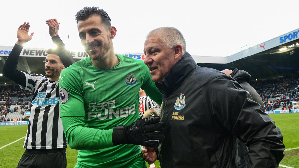 manutd_world's tweet photo. Simon Smith (eks pelatih kiper Newcastle): "Ini cukup lucu, bicara 2 musim lalu atau mungkin lebih, nama Martin disebutkan oleh #mufc. Saya biasa bercanda dengannya ketika ia bermain bagus, 'Pemantau bakat United pasti ada di sekitar sini hari ini.'" https://t.co/bovaLoK9qp