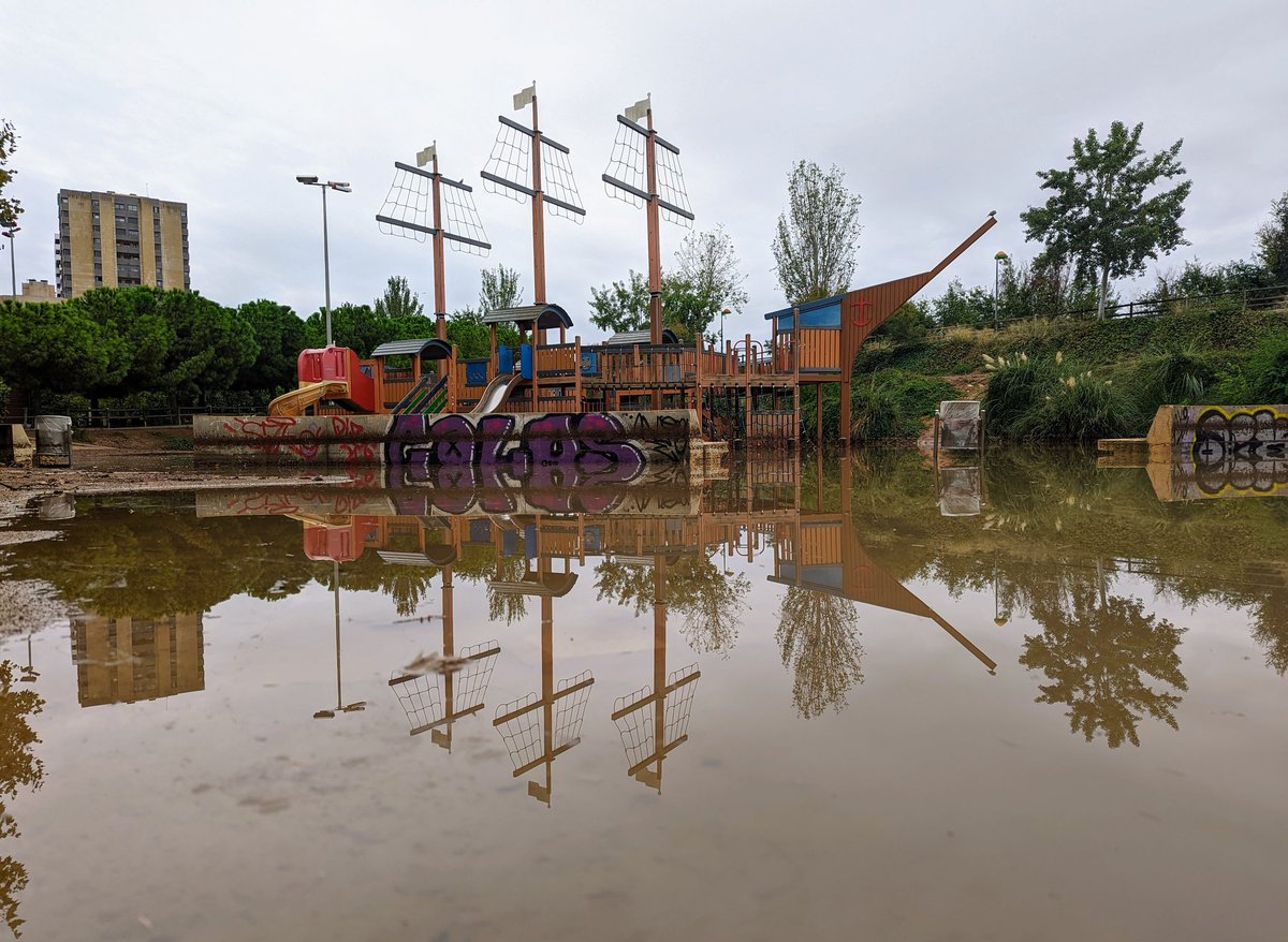 AngelCruzGonz's tweet photo. Un barco pirata más pirata que nunca 🏴‍☠️⛵.
Pero si esto pasa dos veces en menos de tres semanas, es para pensar un poco más allá de la casualidad metereológica. 😱
#Tarragona https://t.co/RSAkxUAgzW