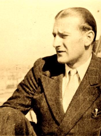paroles_la's tweet photo. 24 sept. 1943. Paris. Arrêté. Un mécano, 22 ans, sans histoire... En fait un rouage essentiel de la Résistance, ex agent de liaison de Jean Moulin. Il sait tout, mais torturé, ne dira rien. Et revenu des camps, il sera encore un mécano. Mais qui a fait l'histoire. Hugues Limonti. https://t.co/EvVQ5z3JUp