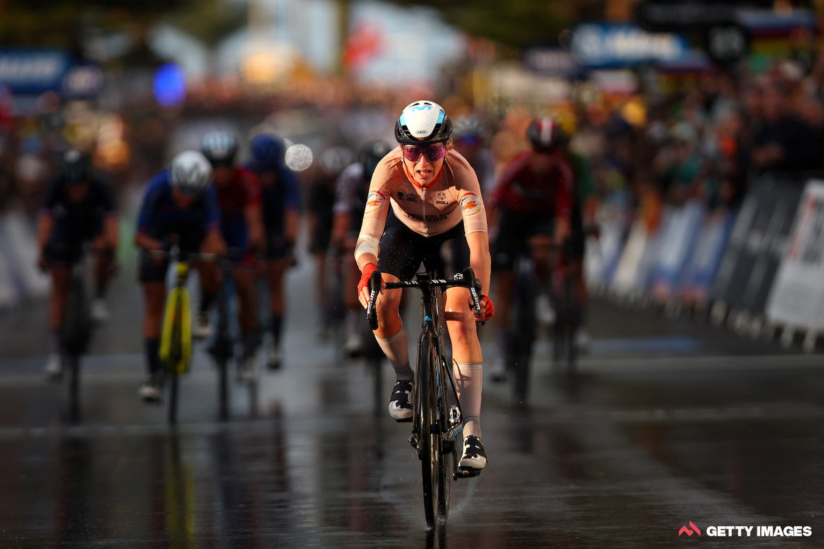 Despite a fractured elbow and despite looking a long way from her best, Van Vleuten still somehow found a way to win the Worlds road race. Remarkable. #Wollongong2022 bit.ly/3DN1qZ9