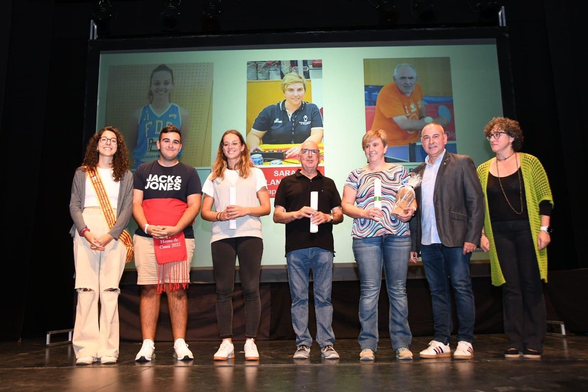 Sarabc77's tweet photo. Ahir al vespre em van concedir el TAP D’HONOR per la meva trajectòria esportiva, vinculada al meu poble Cassà de la Selva. PETANCA,BASQUET,OFICIAL DE TAULA,TENNIS. Gràcies a totes les persones que m’han acompanyat en aquest camí. @RTGirona @FCBQarbitres @ajcassa https://t.co/f47sW5R8Sw