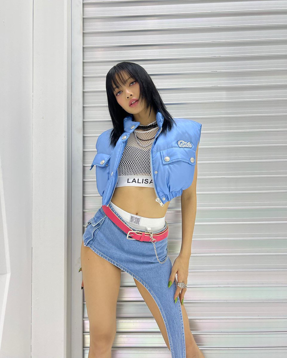 blackpinkbabo's tweet photo. Lisa IG update 💛 @Blackpink https://t.co/cHCRAIM6ri