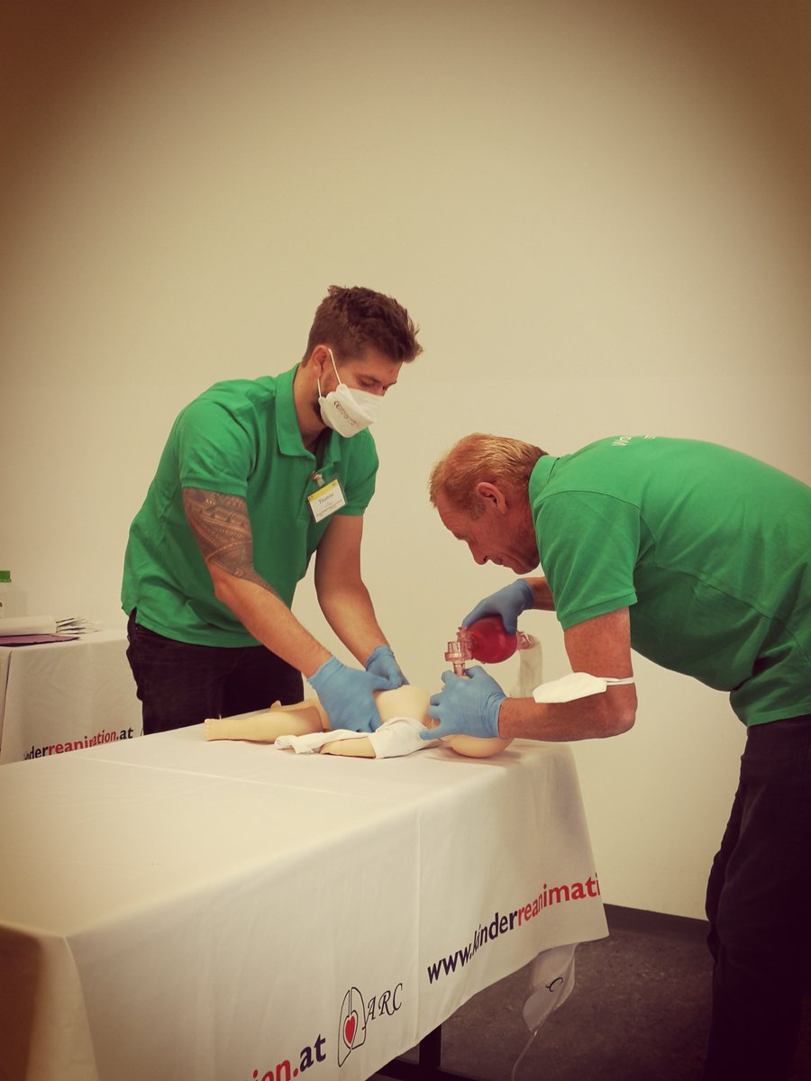 EPALS_AUT's tweet photo. #QualityCPR ist essentiell für eine erfolgreiche Reanimation - unsere Instruktoren zeigen wo es bei #BLS beim Kind ankommt #EPALS https://t.co/yQOoe4SnCf