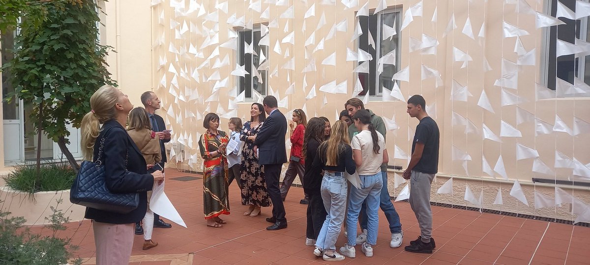 CroisonnierH's tweet photo. " J'adore monter ce qui est impossible et qui, après, disparaît pour toujours ". Reprenant cette citation de Christo, tous les élèves de spécialité #ArtsPlastiques du lycée Albert 1er à Monaco ont mené un projet artistique collectif monumental exposé actuellement dans leur lycée. https://t.co/TEFBIq5rwe