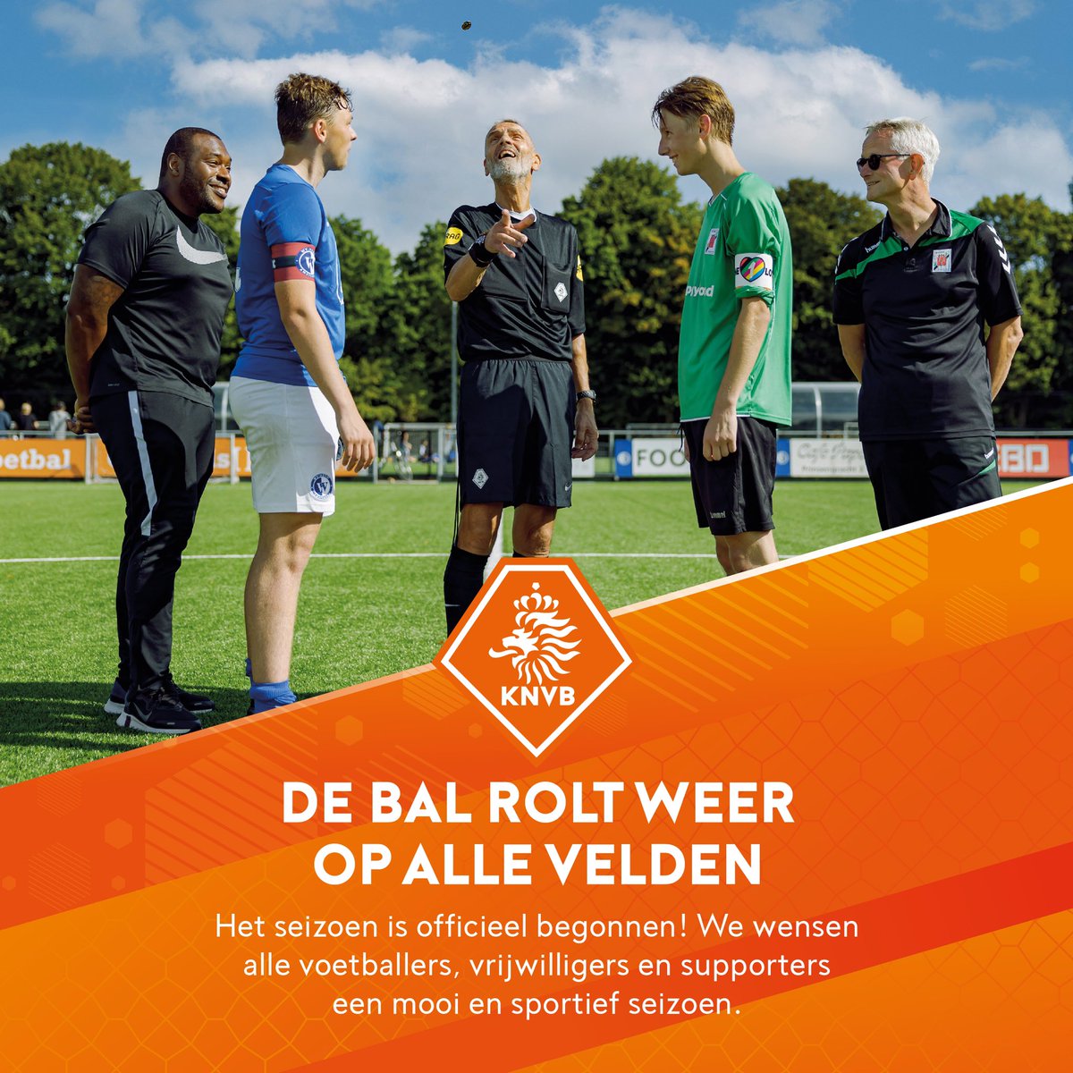 De bal rolt weer op alle velden! ⚽

Het seizoen is vandaag officieel voor iedereen begonnen! We wensen alle voetballers, vrijwilligers en supporters een mooi en sportief seizoen.