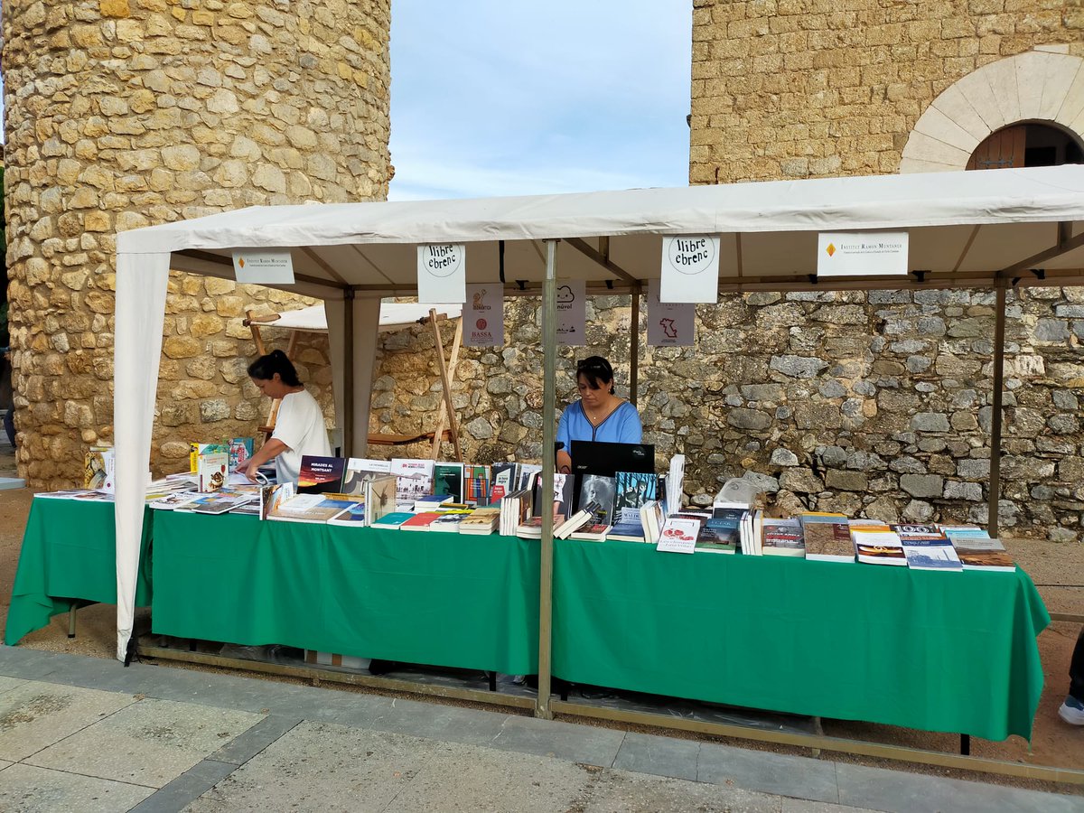 iramunt's tweet photo. 🔸T'agrada llegir? Fes un cop d'ull a les publicacions ebrenques de la parada de @Llibresebrencs.

📍 @BLletraferit

Hi trobaràs els llibres de l'IRMU, el @CERE_RIBERA, @bassa1903, @la2deViladrich, Guaix-Amposta, el Núvol de Mora la Nova i @OnadaEdicions. https://t.co/NfxKiwl9vE