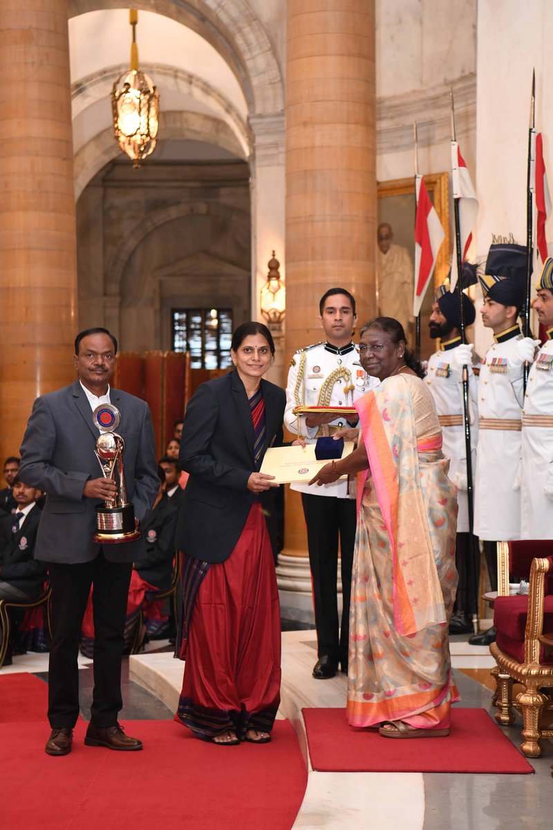 rashtrapatibhvn's tweet photo. President Droupadi Murmu presented the National Service Scheme (NSS) Awards for 2020-21 to universities, NSS units and NSS volunteers at Rashtrapati Bhavan today https://t.co/Mu83tfy4UT