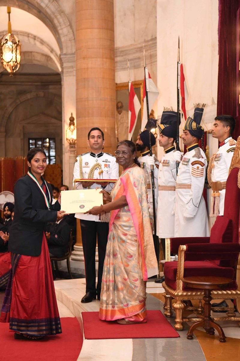 rashtrapatibhvn's tweet photo. President Droupadi Murmu presented the National Service Scheme (NSS) Awards for 2020-21 to universities, NSS units and NSS volunteers at Rashtrapati Bhavan today https://t.co/Mu83tfy4UT