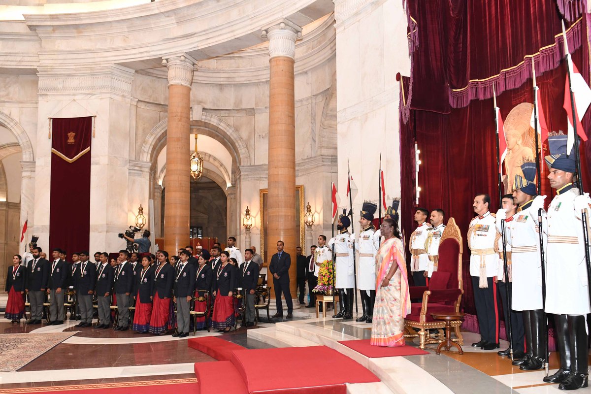rashtrapatibhvn's tweet photo. President Droupadi Murmu presented the National Service Scheme (NSS) Awards for 2020-21 to universities, NSS units and NSS volunteers at Rashtrapati Bhavan today https://t.co/Mu83tfy4UT