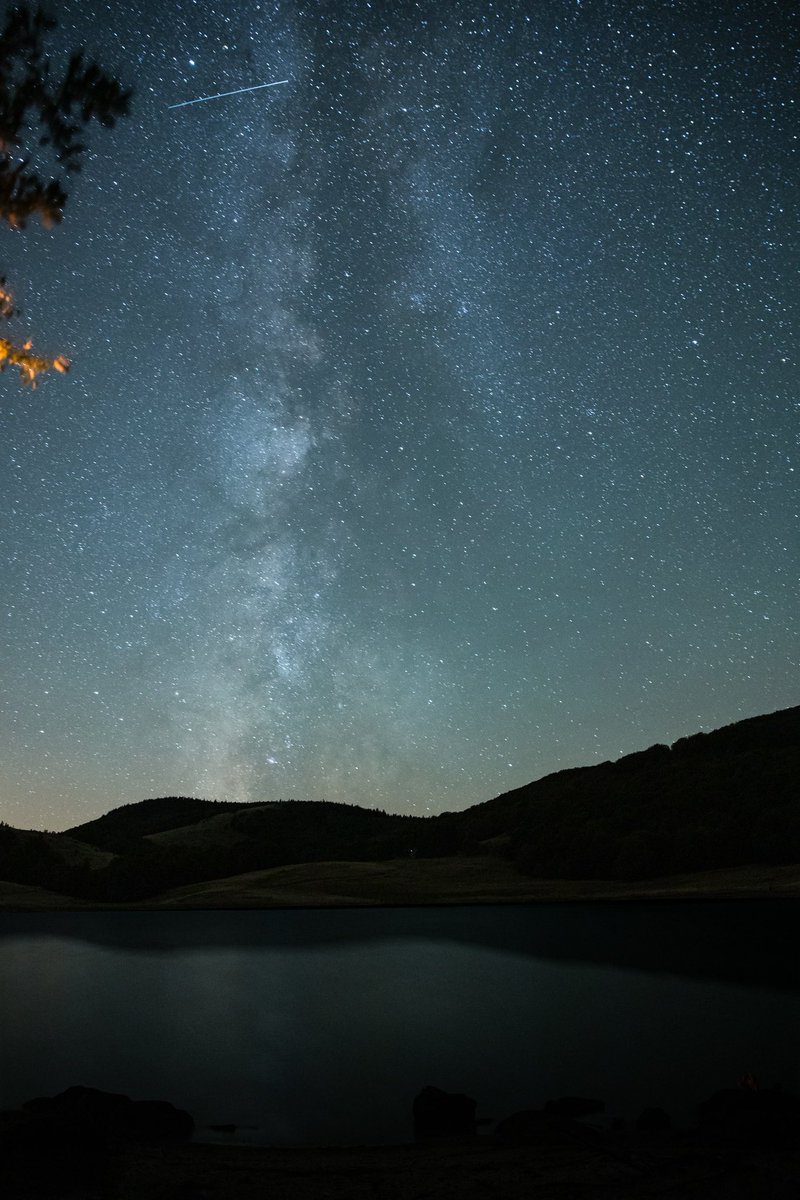 Benjaminrld_'s tweet photo. Une nuit passée au bord du lac a entendre pleins d’animaux autour de nous, faire un feu pour se réchauffer du froid et manger des petits sandwiches entre amis pour avoir un résultat comme ça 🤩

Ps : j’ai même eu une étoile filante 

#Astrophotography https://t.co/xu3GUX9UAw